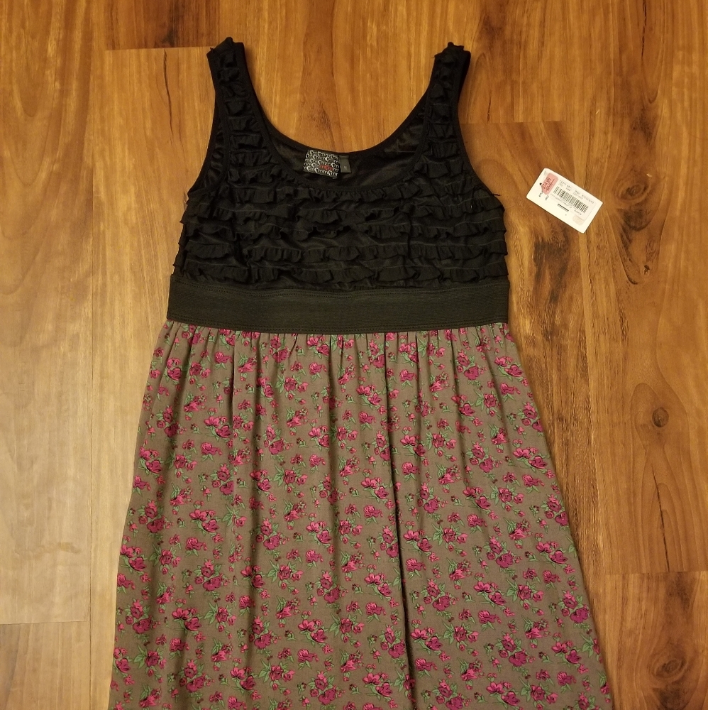 NWT Juniors medium sized floral dress